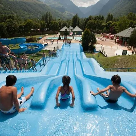 4 à 5 Personnes Au Bord Du * Génos