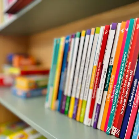 4 A 5 Personnes Au Bord Du