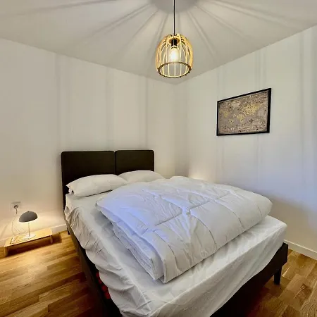 4 A 5 Personnes Au Bord Du