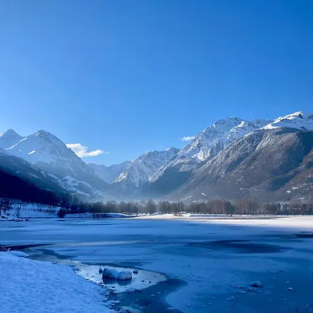 4 A 5 Personnes Au Bord Du *