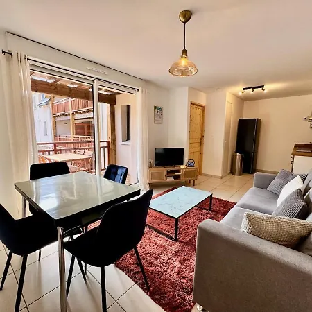 4 A 5 Personnes Au Bord Du *